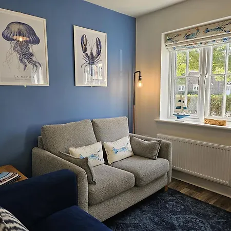 Sea Esta, The Bay, 2 Bedrooms, Patio Garden, Parking Nearby, 2 Dogs Welcome *
