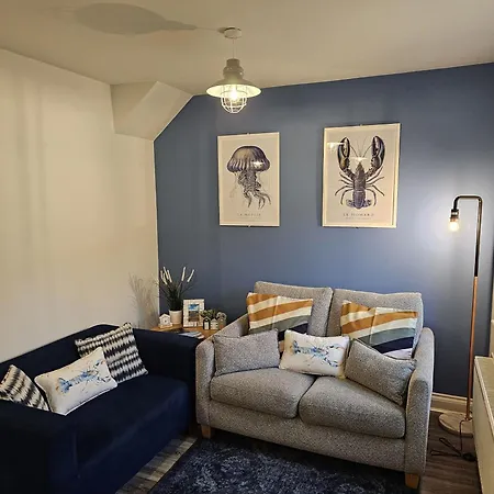 Sea Esta, The Bay, 2 Bedrooms, Patio Garden, Parking Nearby, 2 Dogs Welcome * Filey