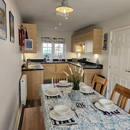 Sea Esta, The Bay, 2 Bedrooms, Patio Garden, Parking Nearby, 2 Dogs Welcome Filey