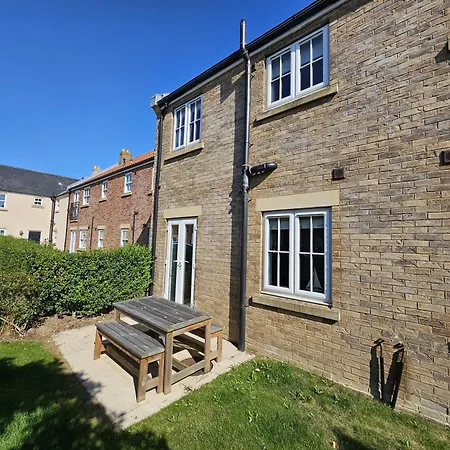 Sea Esta, The Bay, 2 Bedrooms, Patio Garden, Parking Nearby, 2 Dogs Welcome Holiday home *