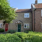 Sea Esta, The Bay, 2 Bedrooms, Patio Garden, Parking Nearby, 2 Dogs Welcome Filey